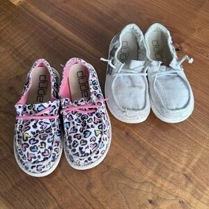 2 Pairs Hey Dude Kids Moccasins in Multicolor Leopard and Light Gray. Size Y1 L2